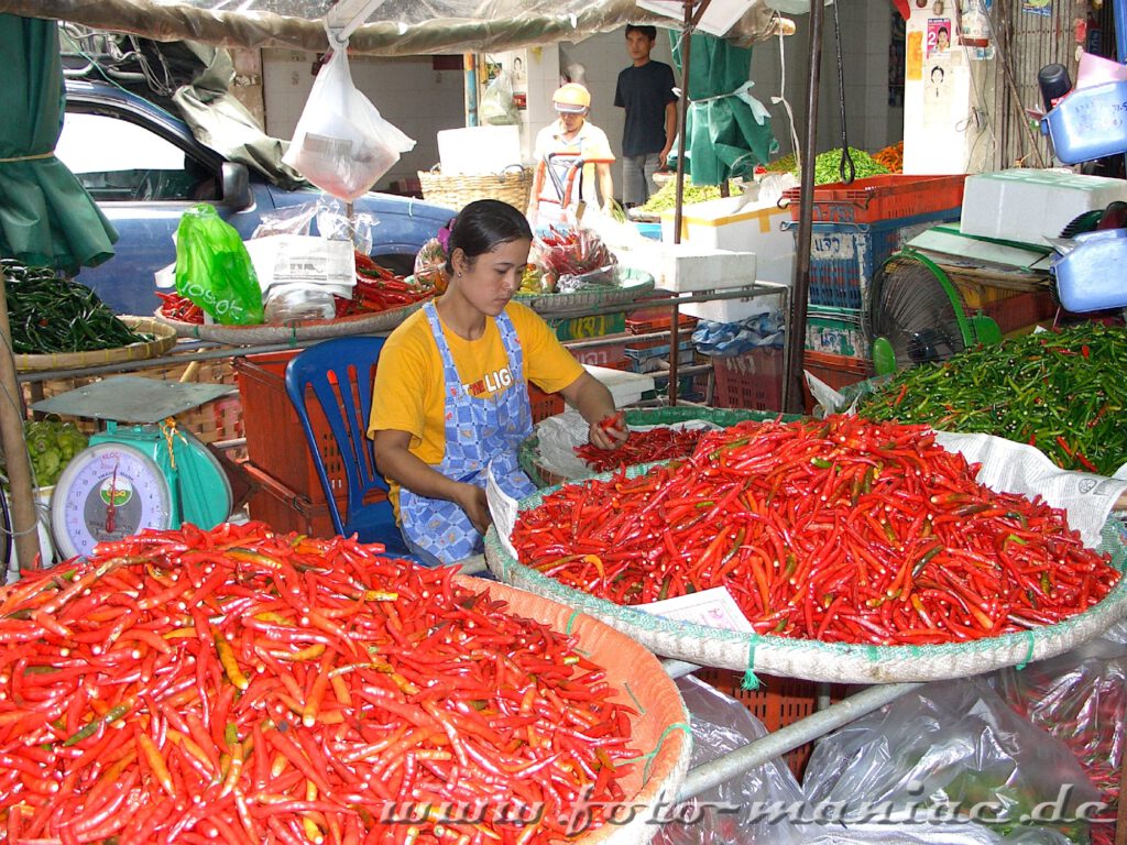 Frau Verkauft auf einem Markt in Bangkok Chilis