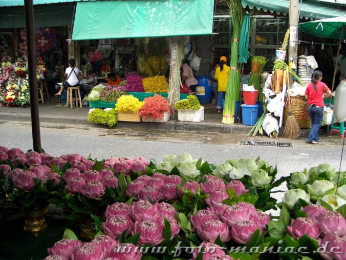 Jede Menge Blumen und Früchte auf Bangkoks Märkten