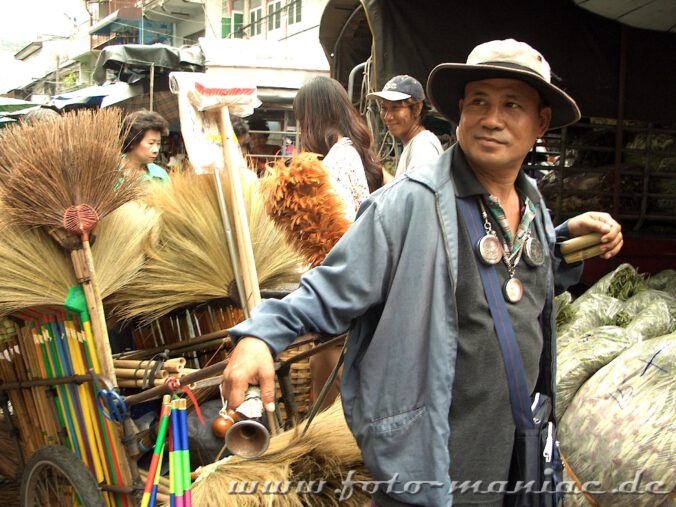 Verkäufer von Bürsten und Besen auf einem Markt in Bangkok