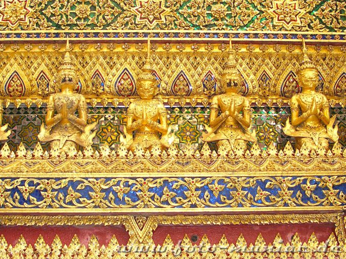Thailands schmucke Juwelen - goldene Ornamente und Figuren, soweit das Auge reicht