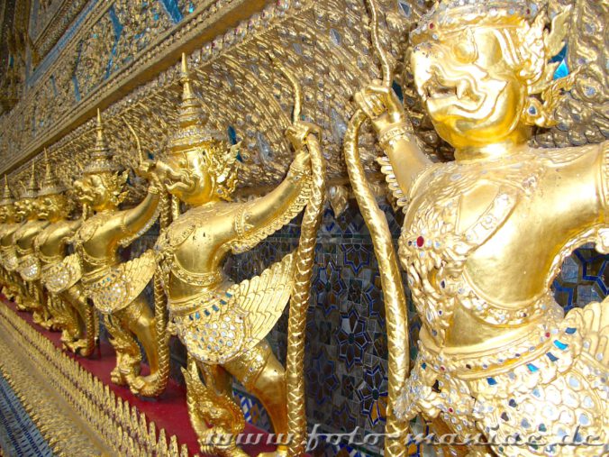 Goldfiguren rund um die Kapelle des Königs zählen zu Thailands schmucken Juwelen