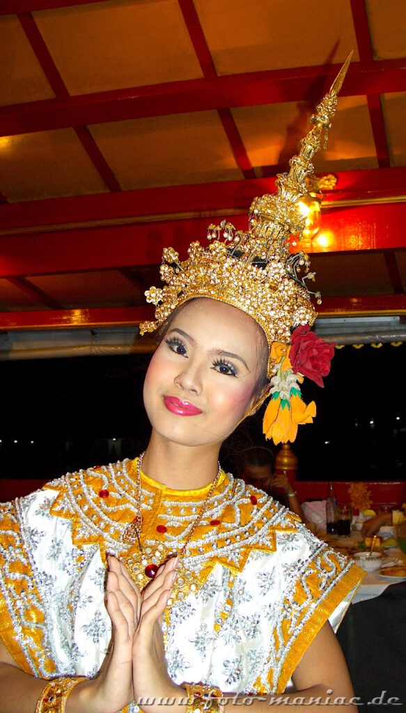 Thailands schmucke Juwelen - eine Tänzerin in prächtigem Gewand