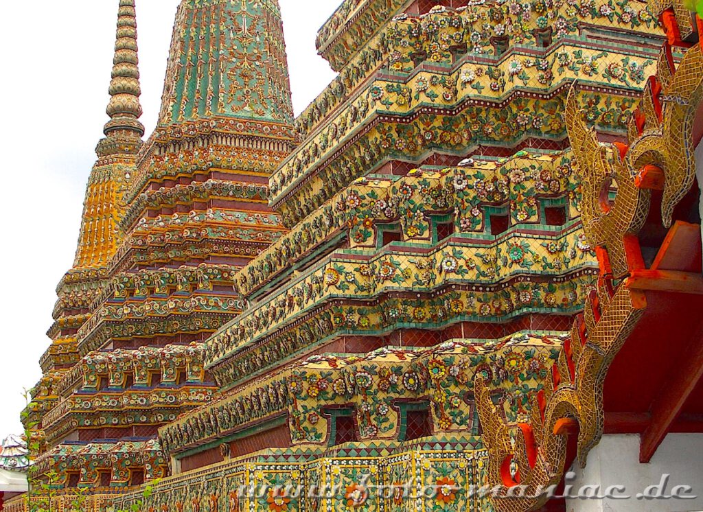 Thailands schmucke Juwelen findet man auch im Wat Pho Tempel in Bangkok