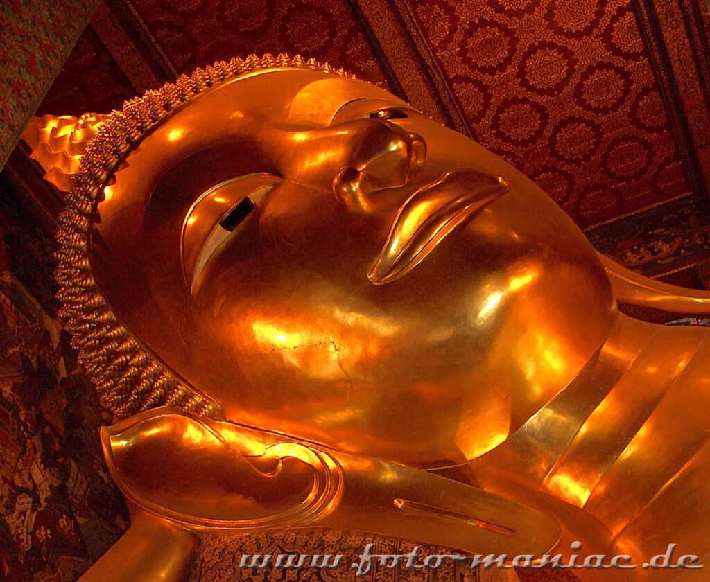 Thailands schmucke Juwelen - milde lächelt der liegende Buddha im Wat Pho Tempel