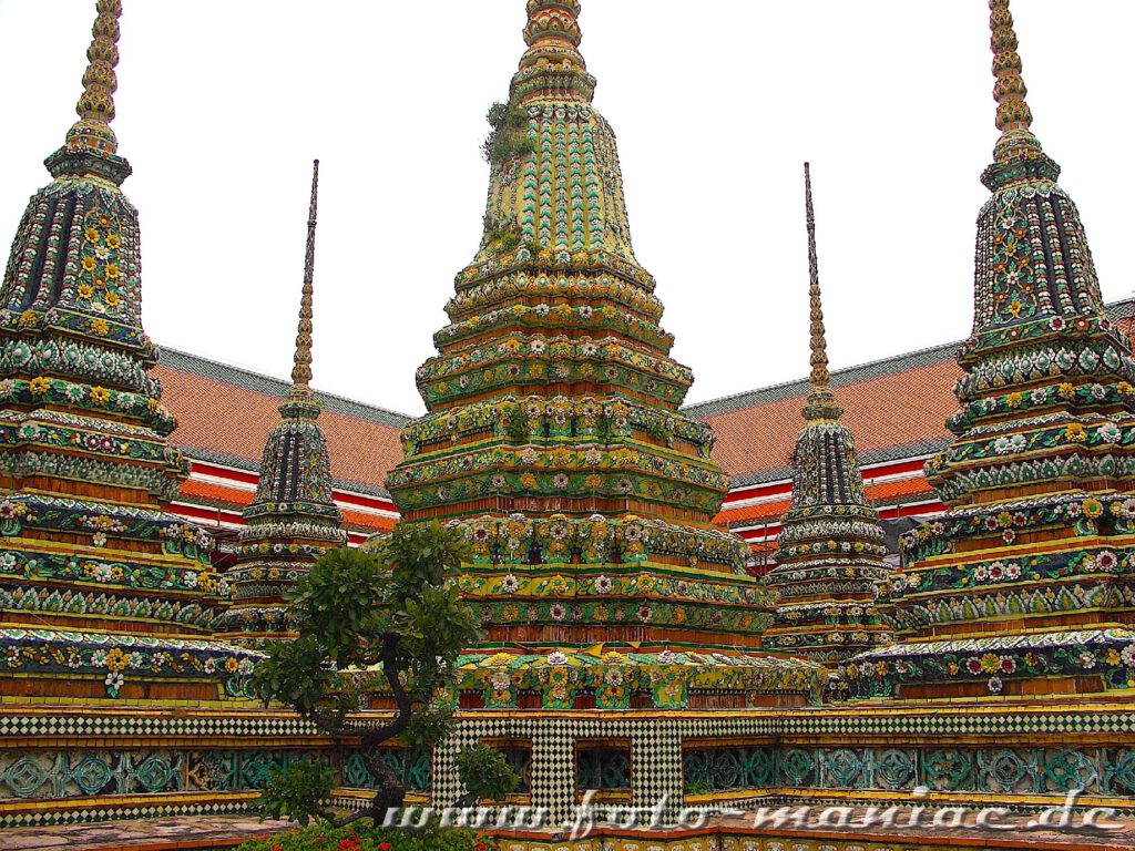 Farbenprächtige Kacheln schicken die Stupas