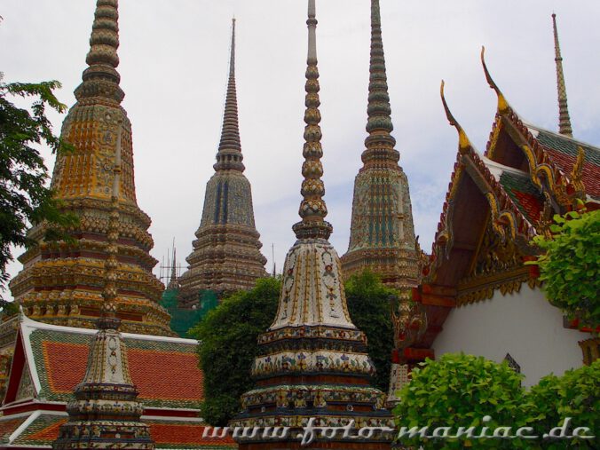 Thailands schmucke Juwelen - hier die Pagoden von Wat Pho in Bangkok