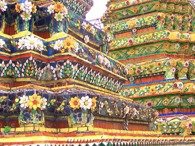 Farbenprächtige Kacheln im Wat Pho Tempel in Bangkok