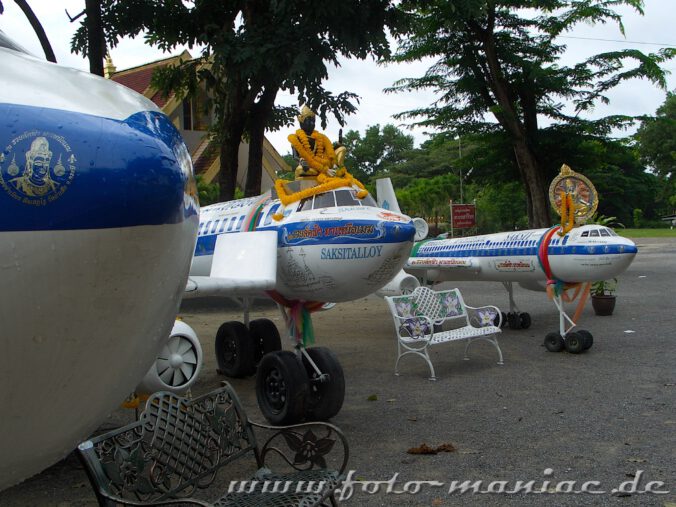 Flugzeugmodelle mit Buddha-Figur