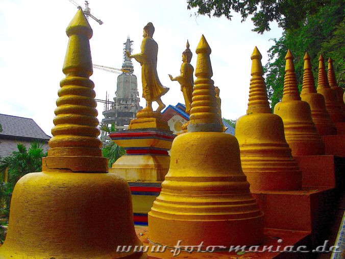 Thailands schmucke Juwelen - viele goldene Stupas
