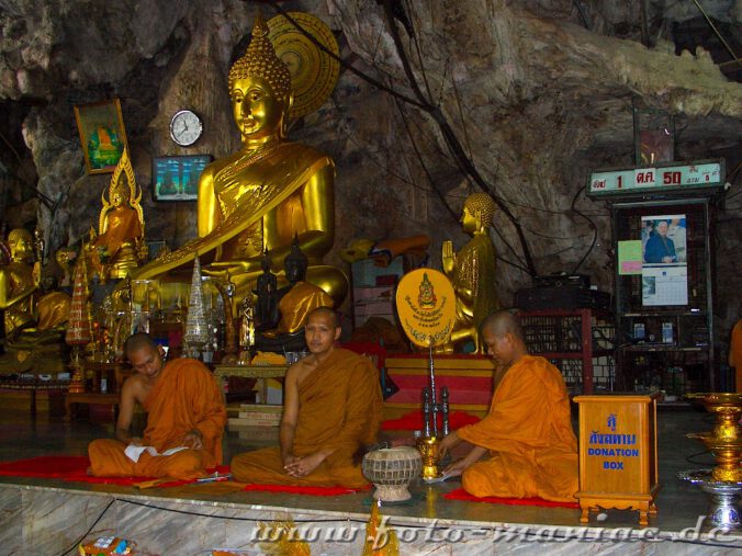 Mönche vor Buddhafiguren in der Tigerhöhle