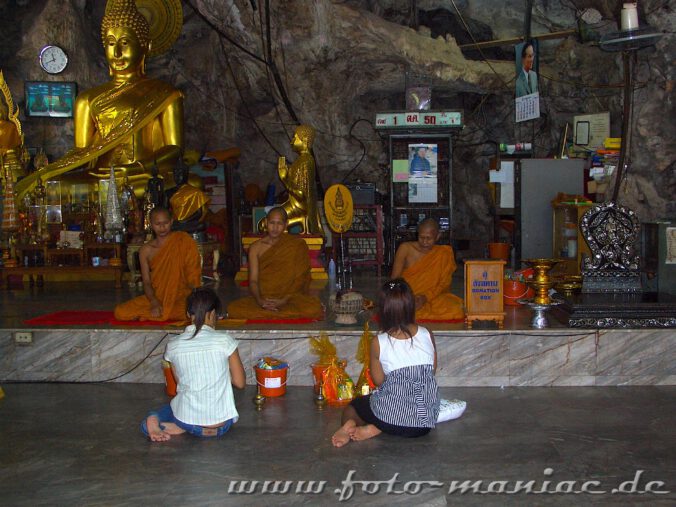 Mönche und Pilger in der Tigerhöhle