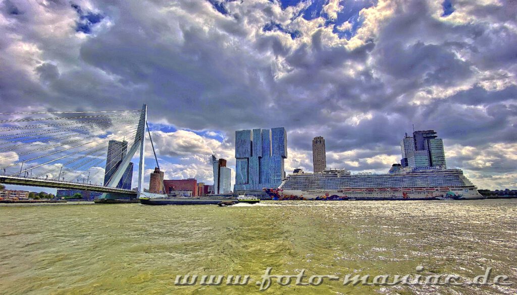 Rotterdams verrückte Architektur - ein Kreuzfahrtschiff vor der Skyline
