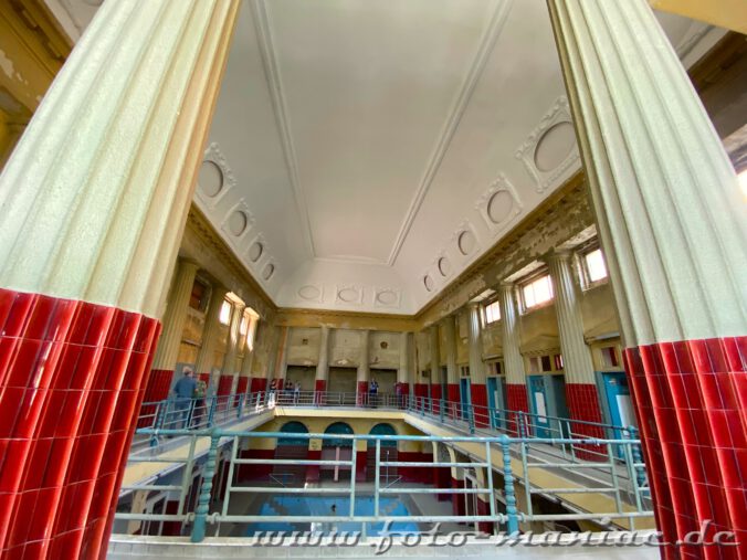 Blick in die Frauenschwimmhalle im prächtigen Stadtbad Leipzig