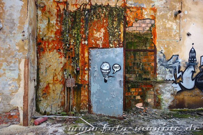 Graffito an einer maroden Tür