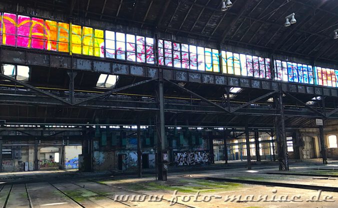 Das verlassene RAW in Halle - die Fenster in der Werkhalle sind mit Farbe besprüht