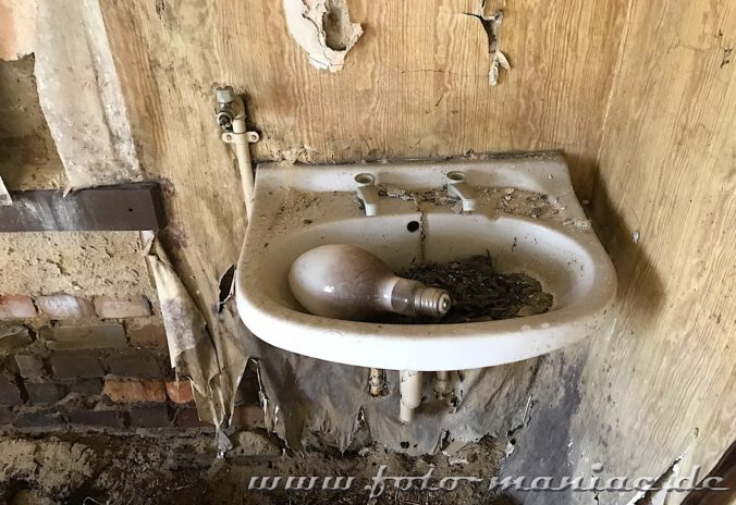 Das verlassene RAW in Halle - eine Glühbirne liegt im verdreckten Waschbecken