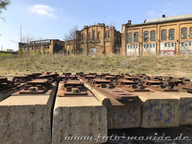 Das verlassene RAW in Halle - Schienen vor Fabrikgebäuden