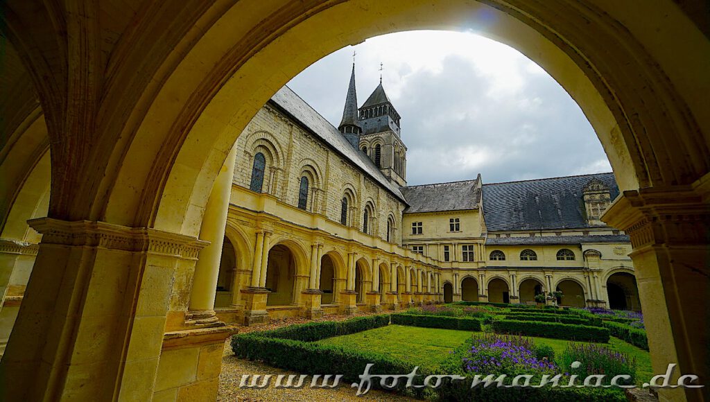 Besuch in der Abtei Fontevraud - die Abteikirche vom Kreuzgang aus