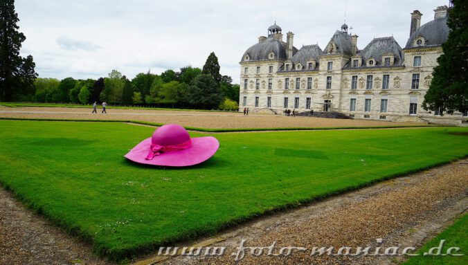 Das reizvolle Chateau Cheverny begrüßt mit einem pinkfarbenen Hut seine Besucher
