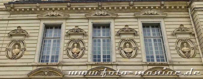 Ornamente zwischen den Fenstern schmücken die Fassade von Chateau Cheverny