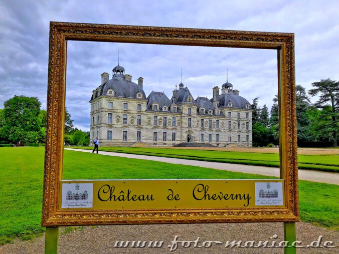 Das reizvolle Chateau Cheverny durch einen Bilderrahmen betrachtet