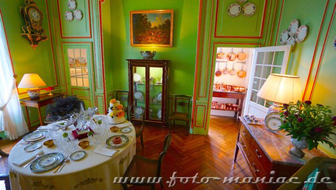 Das reizvolle Chateau Cheverny erwartet Gäste mit gedecktem Tisch
