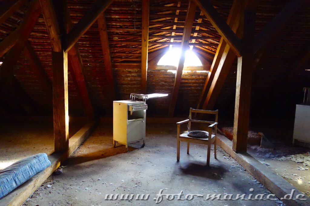 Henriettes Erbe - Stuhl und Nachtisch auf dem Dachboden