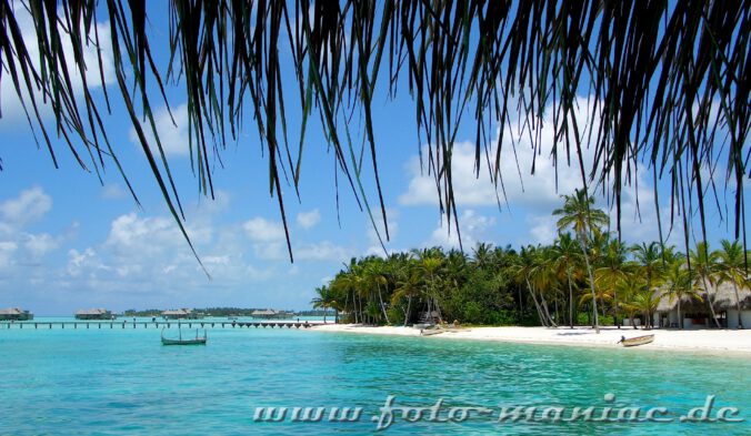 Boote am seien Strand einer Malediven-Insel