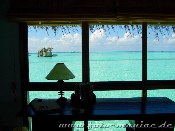 Traumurlaub auf den Malediven - Blick aus dem Fenster auf benachbarte Bungalows im Meer