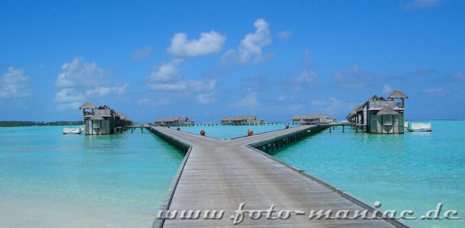 Traumurlaub auf den Malediven - Stege führen zu den Bungalows auf dem Wasser
