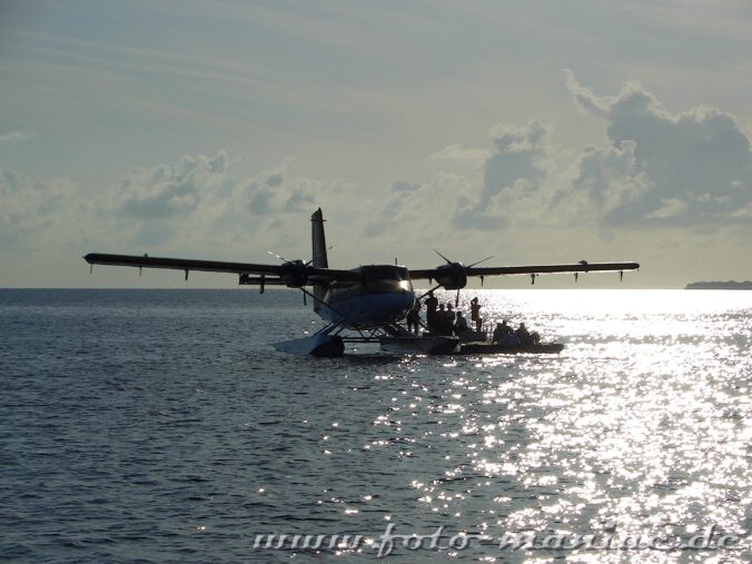 Ein Wasserflugzeug nimmt Passagiere an Bord