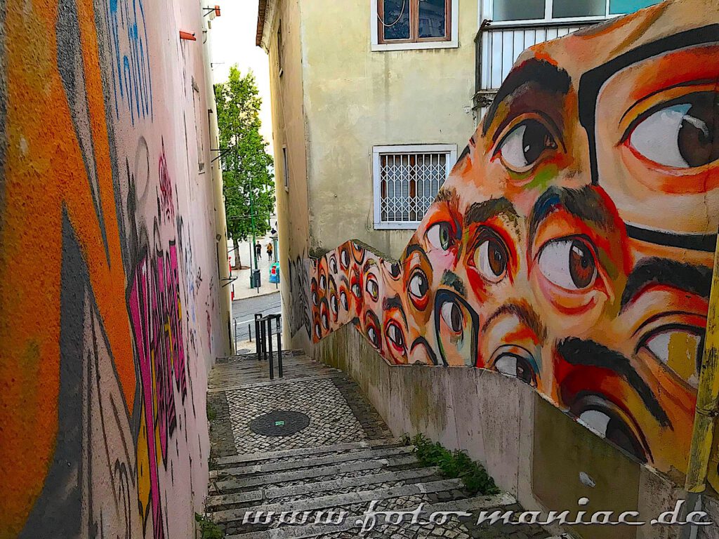 Sehenswert in Lissabon - Wer diese schmale Treppe benutzt, wird von vielen Augenpaaren beobachtet