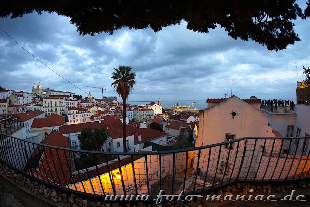 Sehenswert in Lissabon - die Abendstimmung von einem der Hügel der Stadt aus genießen