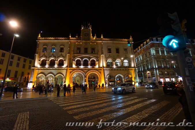 Sehenswert in Lissabon - der Rossio-Bahnhof bei Nacht