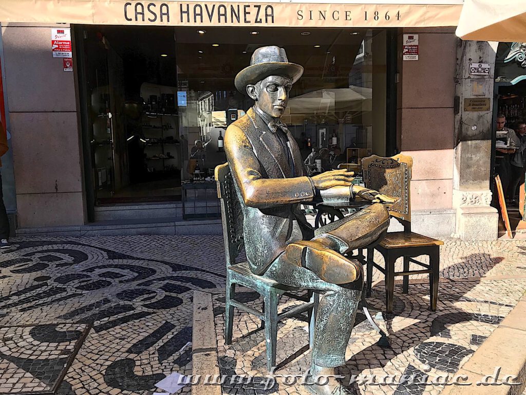 Skulptur aus Bronze vor dem Café Brasileira in Lissabon