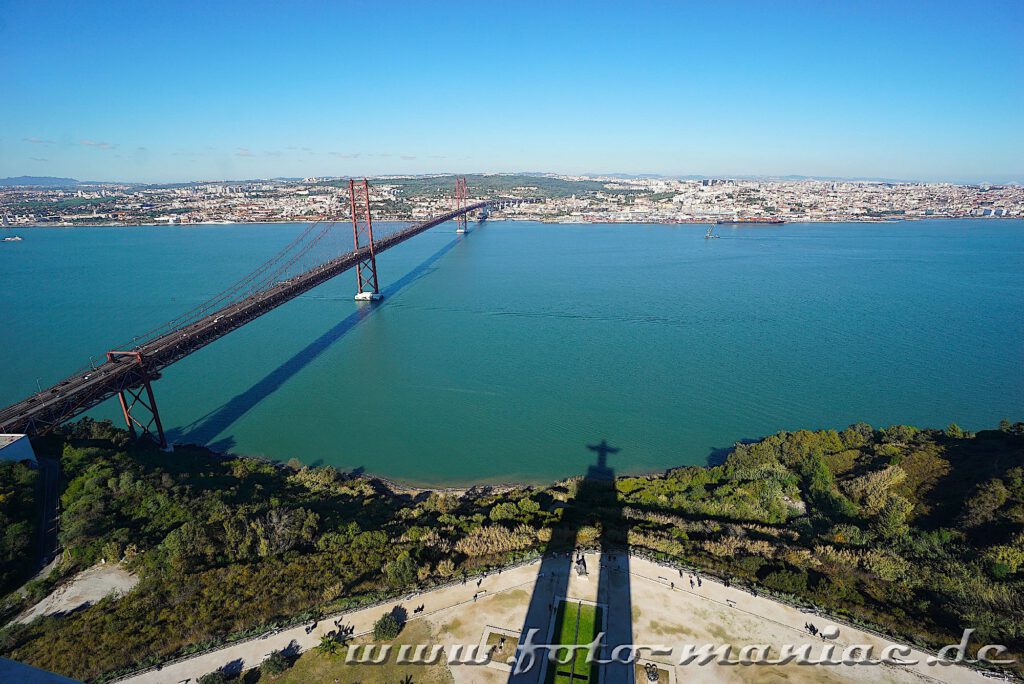 Sehenswert in Lissabon - der Schatten der Christusstatue mit Tejo, links die Ponte de 25 Abril