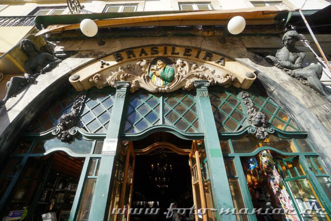 Eingang zum berühmten Café A Brasileira in Lissabon