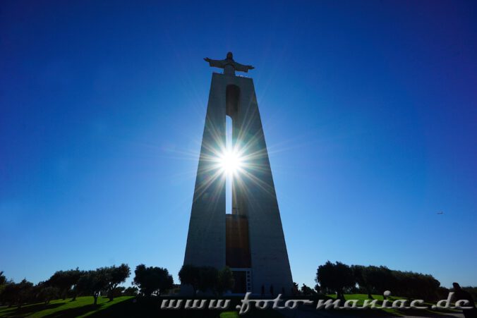 sehenswert in Lissabon - die Sonne scheint durch den Sockel der Statue Christo Rei