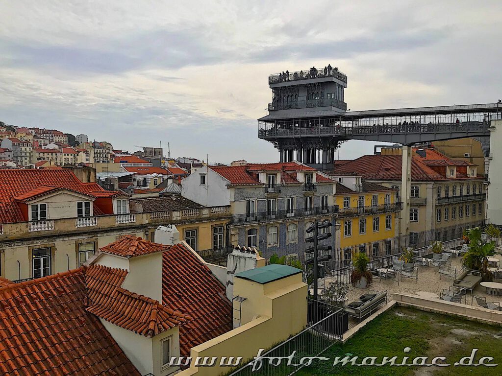 Sehenswert in Lissabon - der Elevator de Santa Jutta mitten über dem Häusermeer