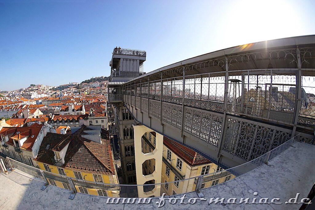 Sehenswert in Lissabon - der berühmte Elevator mit dem Steg zum Carlo-Platz