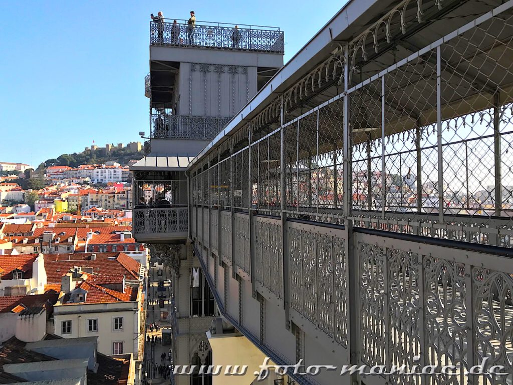 Blick auf die Eisenkonstruktion des Elevators de Santa Justa