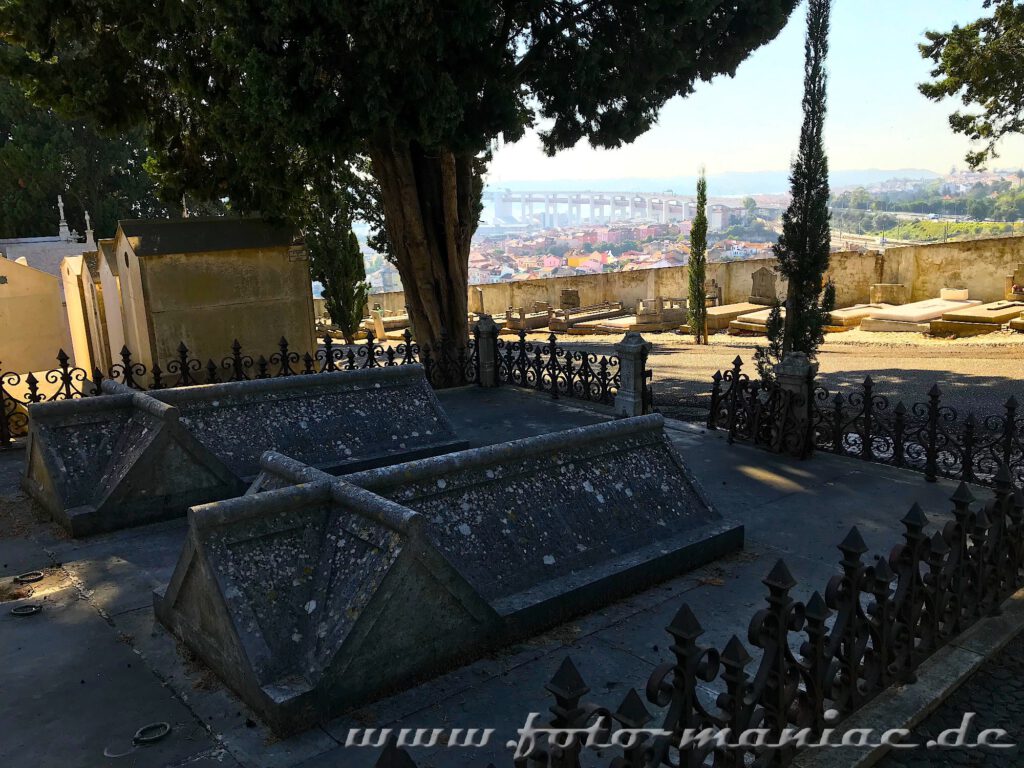 Vom Friedhof Cemitério des Pralleres hat der Besucher eine gute Aussicht auf den Tejo