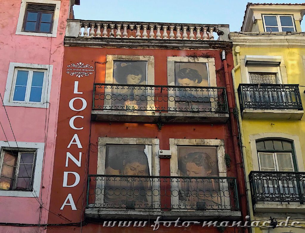 Sehenswert in Lissabon - Fenster wurden mit Frauenporträts beklebt