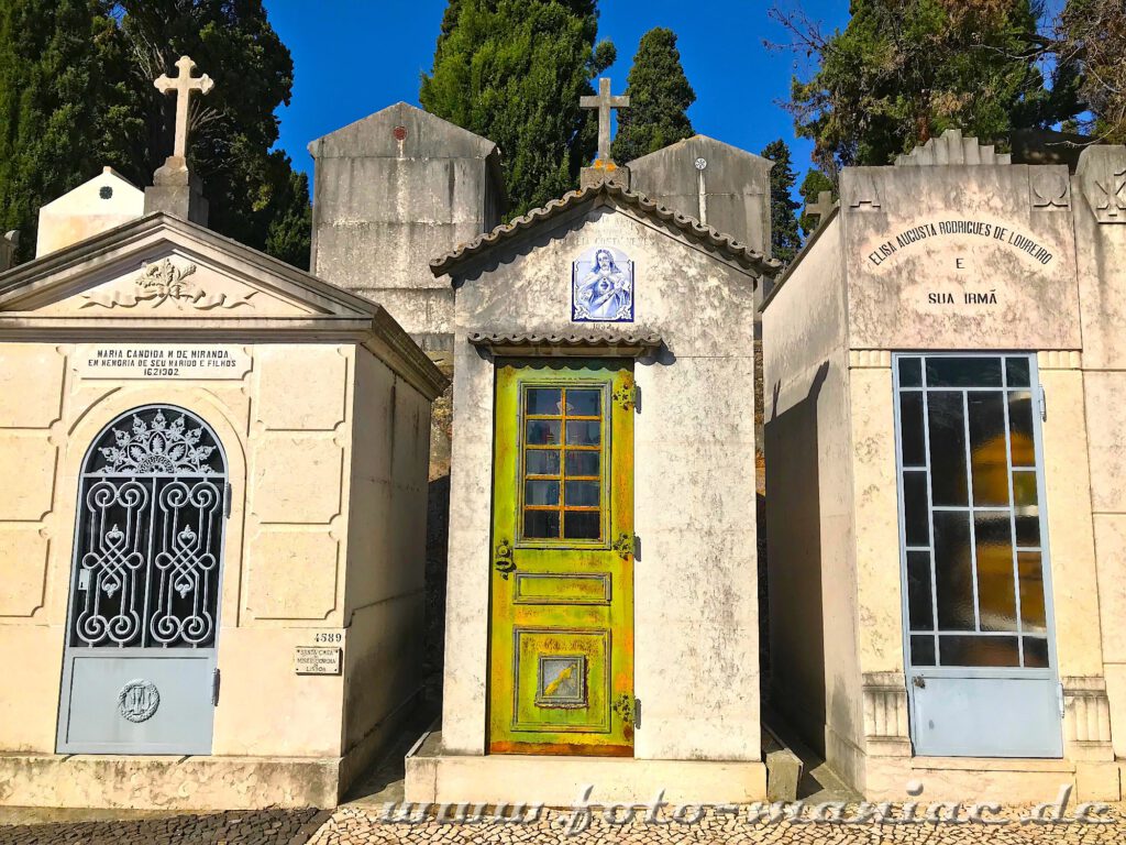 Kleine Grabhäuser auf einem Friedhof in Lissabon