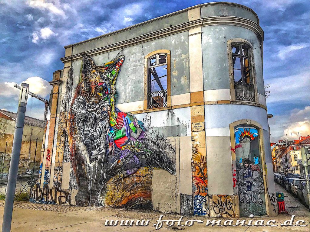 Sehenswert in Lissabon - Abrisshäuser schmücken sich mit bunten Graffiti