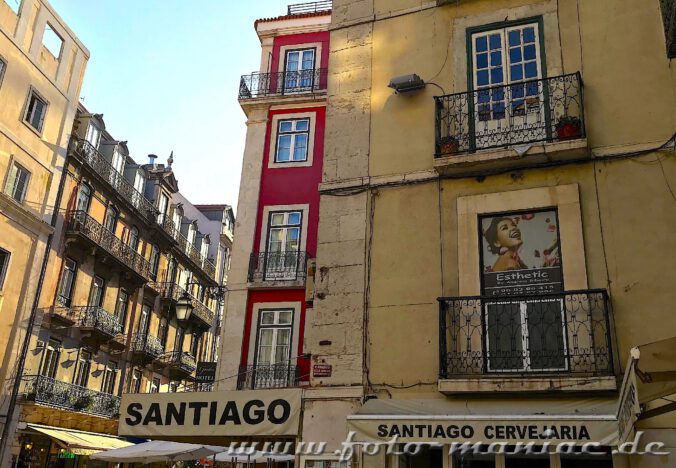 Ein Fenster mit einer Frauenfigur in Lissabon