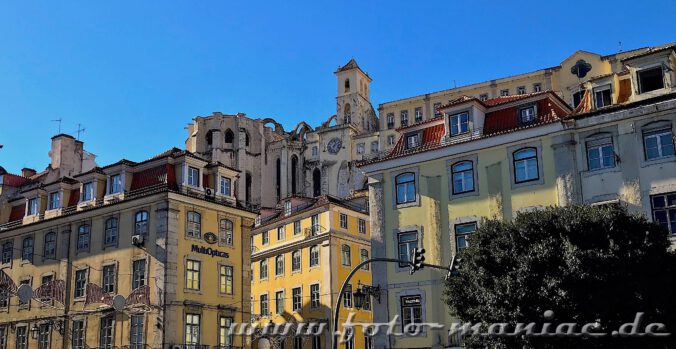 Sehenswert in Lissabon - die Ruine der Carmo-Kirche erhebt sich über der Unterstadt