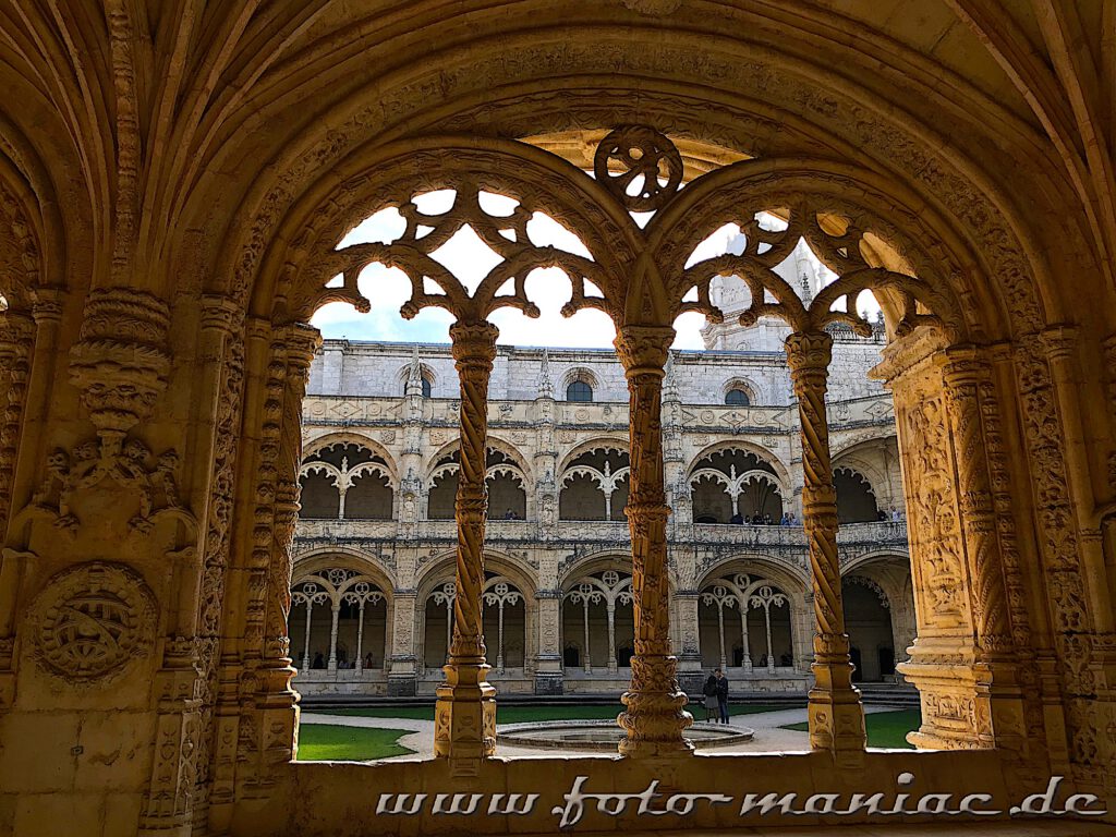 Sehenswert in Lissabon - Blick im Jerónimos-Kloster durch dein Fenster