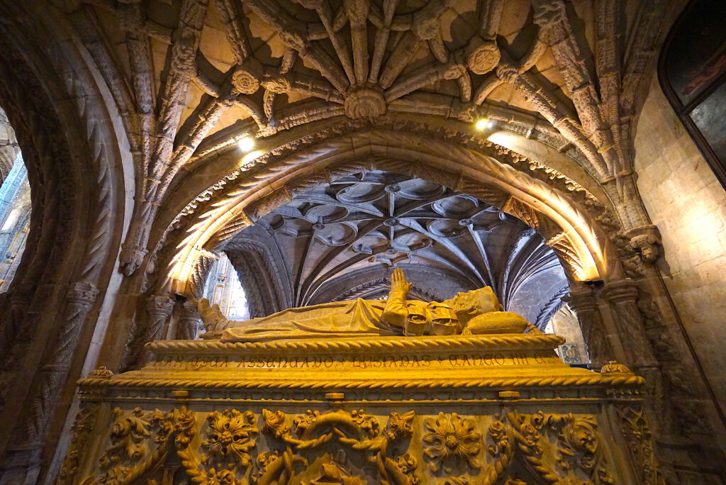 Sehenswert in Lissabon - das Grab von Seefahrer Vasco da Gama im Jerónimos-Kloster