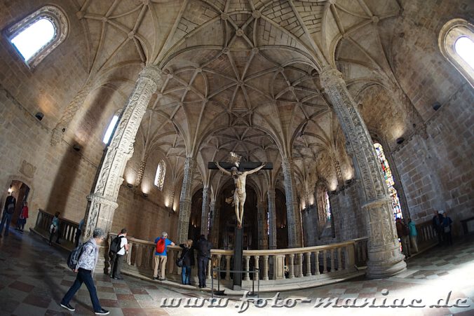 Prächtige Netzgewölbedecke im Jerónimos-Kloster in Lissabon